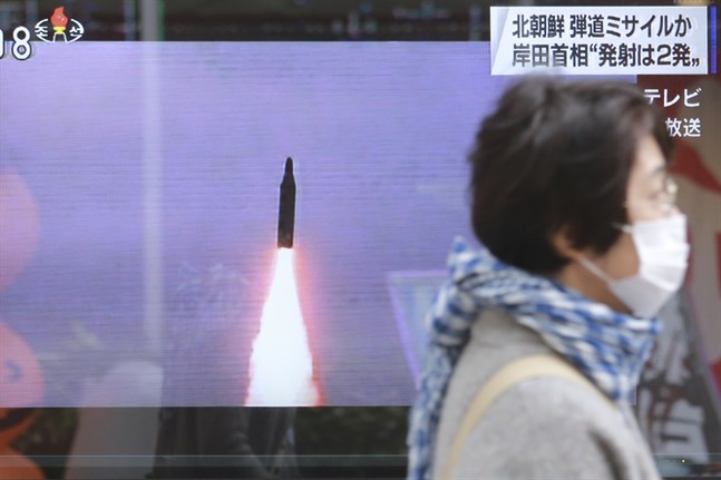 En arkivbild från ett av Nordkoreas robottester visas på japansk tv efter Nordkoreas senaste provskjutning.