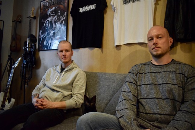 Christoffer Gunnar och Jan Wärnman är sångare och gitarrist respektive trummis i death/doom-metalbandet Raamt. Övriga medlemmar är Mats Wickman (bas) och Andreas Holmnäs (gitarr). På bilden syns också katten Sigge som inte är med i bandet.
