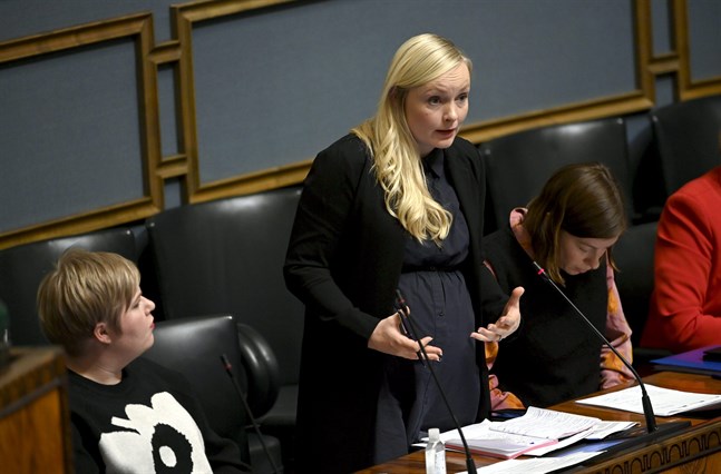 Inrikesminister Maria Ohisalo (Gröna) försvarade regeringens invandringspolitik i plenisalen på onsdagen.