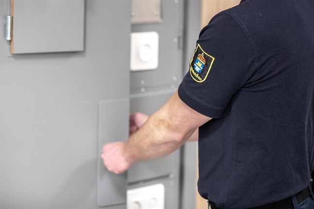 Tre personer som suttit häktade för ett mord i Pajala släpps fria.