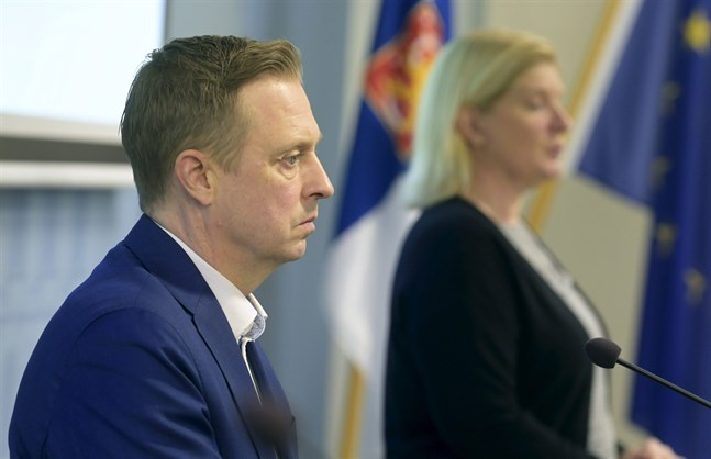 Direktör Pasi Pohjola vid Social- och hälsovårdsministeriet och Mia Kontio, ledande sakkunnig vid Institutet för hälsa och välfärd gav en lägesrapport om smittläget och vaccinationstäckningen på torsdagen.