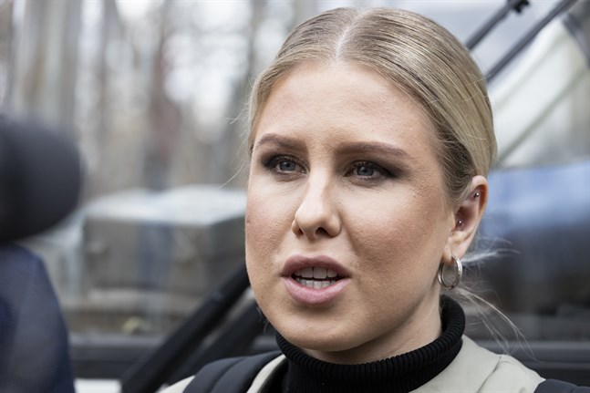 Den ryska advokaten och regimkritikern Ljubov Sobol är nu efterlyst i sitt hemland.