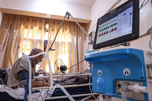 WHO-chefen Tedros Adhanom Ghebreyesus understryker att vårdpersonal måste prioriteras för att få vaccin. De utsätts för stora risker när de sköter sitt jobb bland covidsjuka patienter.