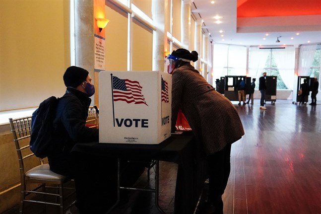 Röstande i en vallokal i Atlanta i presidentvalet den 3 november 2020.