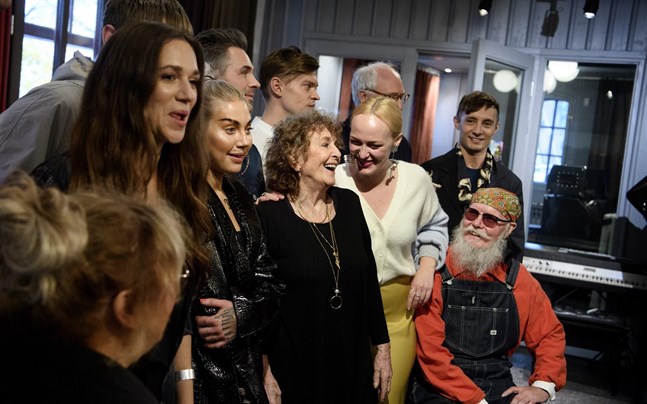 Årets deltagare i TV4:s "Så mycket bättre" är Gustaf Norén, Marie Nilsson Lind, Melissa Horn, Thomas Stenström, Maxida Märak, Peter Jöback, Siw Malmkvist, Viktor Norén, Moonica Mac, Harpo, Andreas Mattsson och Daniel Adams-Ray. Även Cherrie är med i årets säsong, men hon var frånvarande vid fototillfället.