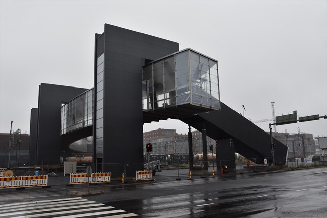 Logomobron i Åbo står på betonggrund och består till stor del av stål och glas.