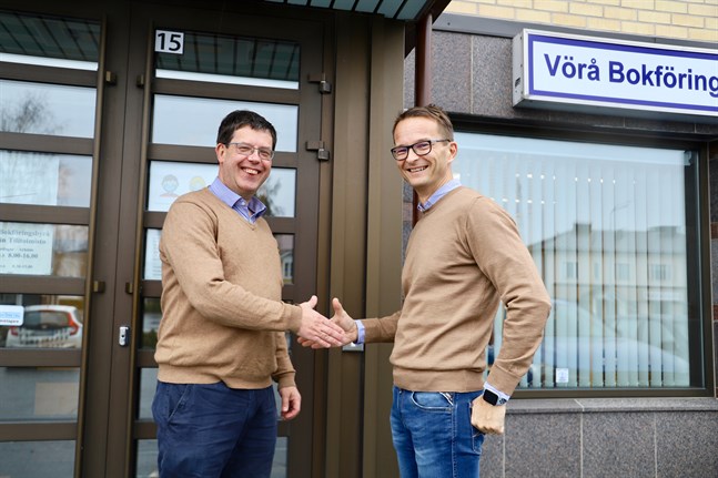 Kaj Svels har sålt Vörå bokföringsbyrå till Norlic. Cedric Frostdahl kom med förslaget för ett par år sedan, men det var först i somras som diskussionerna tog fart på allvar.