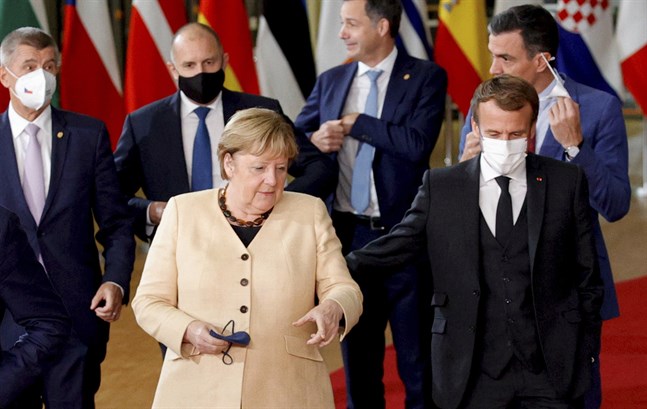 Tysklands förbundskansler Angela Merkel, Frankrikes president Emmanuel Macron och deras 25 kolleger i kretsen av EU-ledare fortsätter i dag sitt toppmöte i Bryssel.