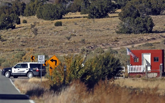 Polisen anländer till Bonanza Creek Ranch efter vådaskjutningen.