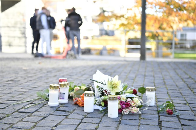 Tända ljus i närheten av platsen där artisten Einár sköts till döds i Hammarby sjöstad.