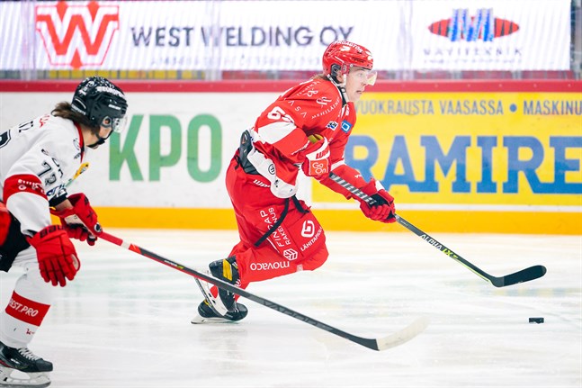 Två tidigare Sportjuniorer i farten. Lari Heikkinen jagas av Ässäts Eemil Erholtz.