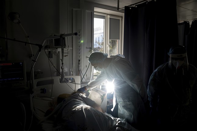 En läkare på sjukhuset i Rivne pratar med en covidpatient.