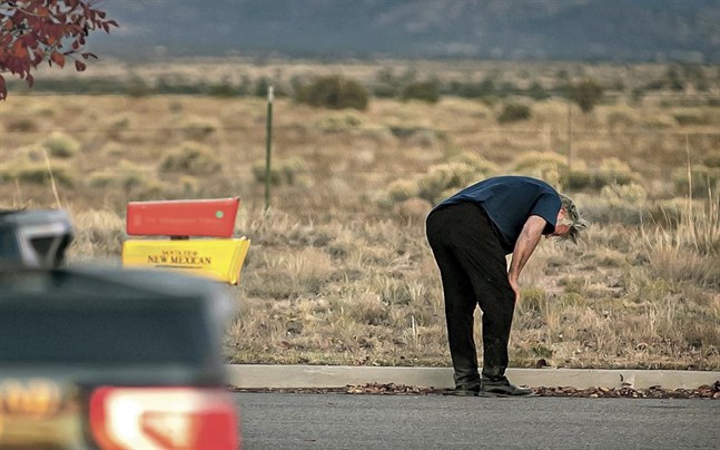 Alec Baldwin i chock vid parkeringsplatsen utanför poliskontoret i Santa Fe.