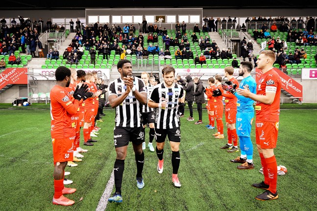 Jaro ställde sig i honnör när Kareem Moses, Joonas Vahtera och VPS klev in på planen.