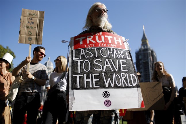 "Sista chansen att rädda världen", står det på det här plakatet från en klimatdemonstration i London för en månad sedan. Storbritannien står värd för COP26, som börjar om en vecka.
