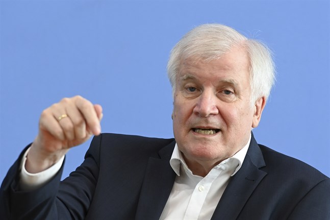 Tysklands inrikesminister Horst Seehofer är beredd att skicka fler poliser till gränsen mot Polen. Arkivbild.