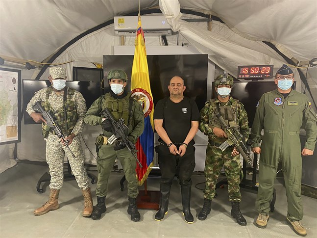 Colombias knarkkung Dairo Antonio Úsuga, kallad “Otoniel,” visas upp för media på en militärbas i staden Necoclí.
