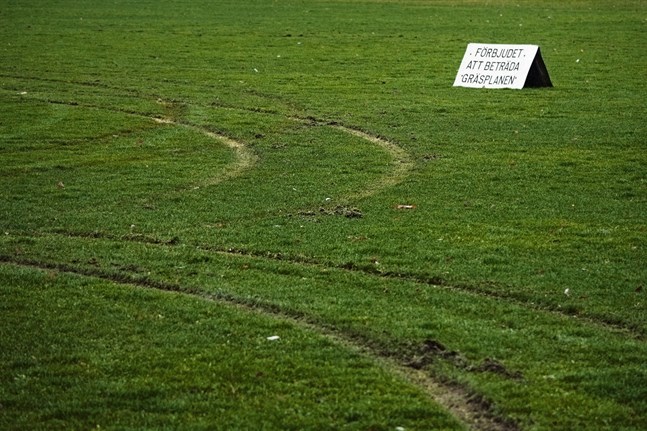 Förbudsskylten hindrade inte den bilförare som två veckoslut i rad roat sig med att köra sönder fotbollsplanen på idrottsområdet i Nykarleby.