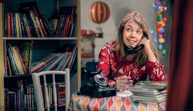 Sanna Sofia Vuori är bland annat skapare av webbshowen "Estrids bokklubb" och ägnar sig åt utställningsverksamhet för dagis- och förskolebarn