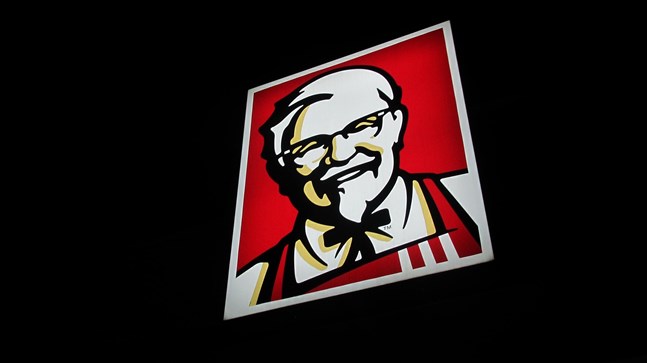KFC grundades 1952 i USA. Mannen på logon är dess grundare Harland Sanders.