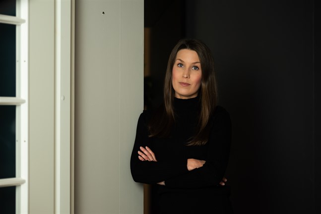 Maria Mannfolk befinner sig i ett låst läge. Hon hör till en riskgrupp och kan bli väldigt sjuk av coronaviruset. Samtidigt får hon inte ta vaccinet av medicinska orsaker.