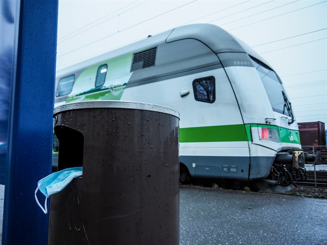 VR:s tågresenärer har sedan mars uppmanats bära munskydd i tågvagnarna. Nu sju månader senare slopas munskyddstvånget