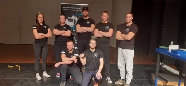 Armsport Esse blev trea i lagtävlingen: från vänster övre rad Ida Wiklund, Anne Söderlund, Nicklas Fagerudd, Anders Sandbacka, Emil Kock. Nedre rad från vänster: Tobias Forsman och Fredrik Käldqvist.
