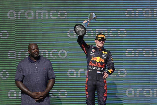 NBA-legendaren Shaquille O'Neal lämnade över pokalen till segrande Max Verstappen.