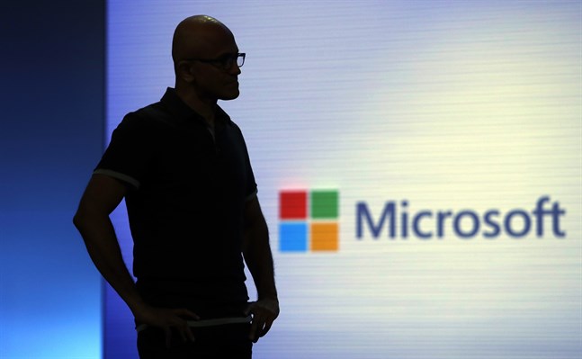 Microsoft pekar ut en rysk hackergrupp som skyldig till tusentals attacker. På bild syns siluetten av Microsofts vd Satya Nadella. Arkivbild.