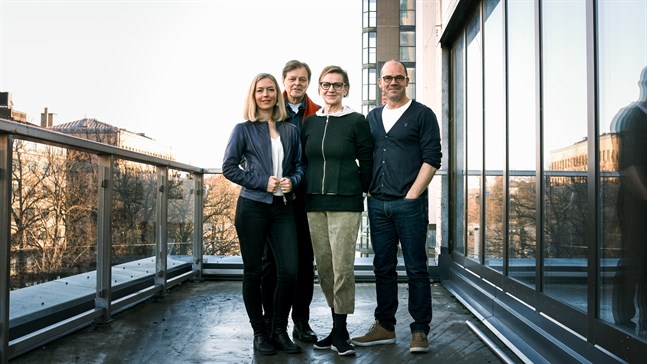 Linda Zilliacus (längst till vänster) delar rollen som Stella Rabell med österbottniska Sannah Nedergård i den nya långfilmen "Den svavelgula himlen". På bilden flankeras Zilliacus av regissören Claes Olsson, Ylva Ekblad som spelar mor till filmens huvudperson, tolkad av Nicke Lignell (längst till höger).