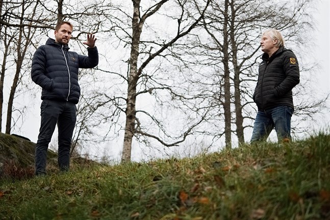 Varken Morgan Holländer eller Stefan Kula är nöjda med den nya placeringen för konstgräsplanen som inte bara skattar grusplanen och nuvarande fotbollsplan utan även parkområdet på idrottsområdet.