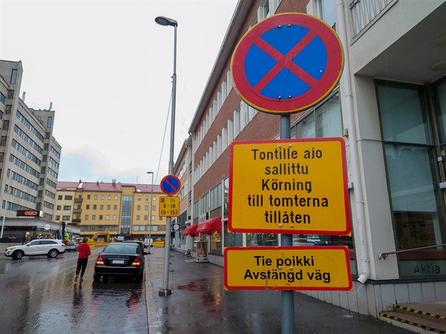 Även om det är förbud mot stopp så är det tillåtet att parkera i två timmar. Motsägelsefullt, säger ledande parkeringsvakt.