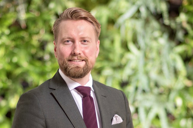 Niklas Mannfolk sköter nu Huawei Finlands medierelationer.