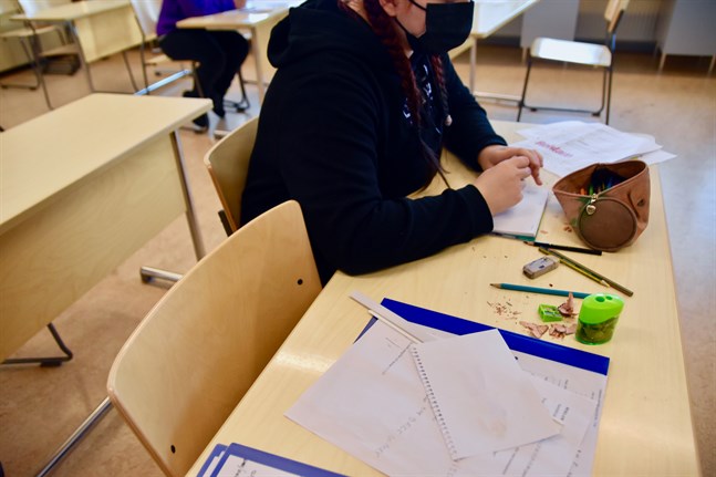 Rekommendationen om användning av munskydd i skolan varierar mellan regionerna.