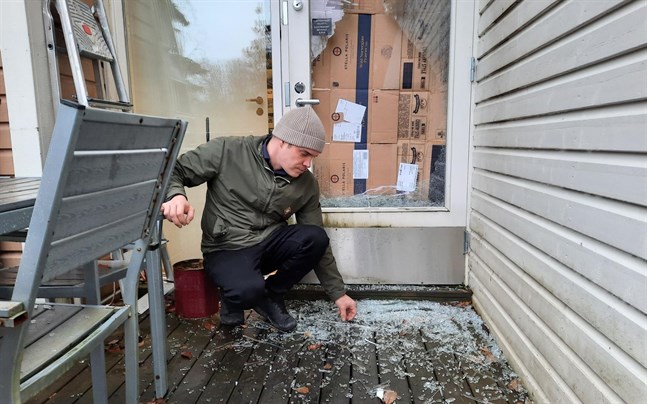 Restaurangchef Martin Laikka började arbetsdagen med att städa bort glassplitter utanför Pavis bakdörr.