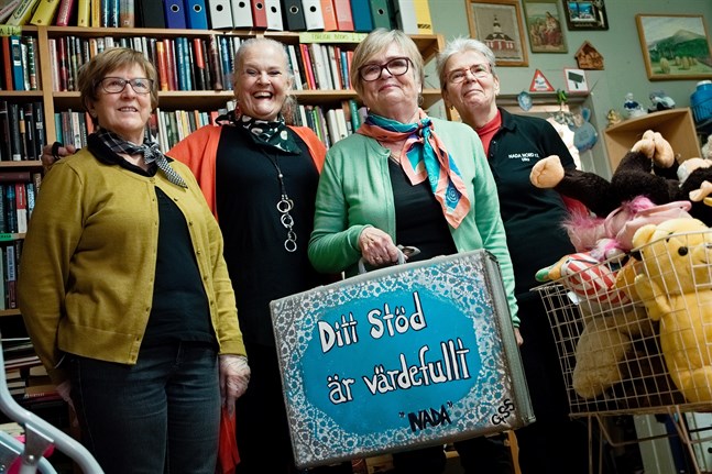 Lena Portin, Gunilla Luther-Lindqvist, Eivor Haga och Ulla Salokaski vid Nada Nord bjuder in till välgörenhetskonsert på lördag. Därefter åker fyra representanter från organisationen till flyktinglägret Moria 2 på den grekiska ön Lesbos.