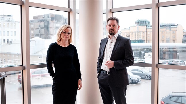 Petra Sund-Norrgård och Marcus Norrgård är tätt sammanknutna med juridikutbildningen i Vasa. De var bland de första studerandena som som fick sina betyg från den och nu, 30 år senare, driver de utbildningen. Nu förbereder de jubileet.