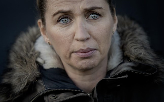 Danmarks statsminister Mette Frederiksen (S) under ett besök på en stängd minkfarm i november i fjol.