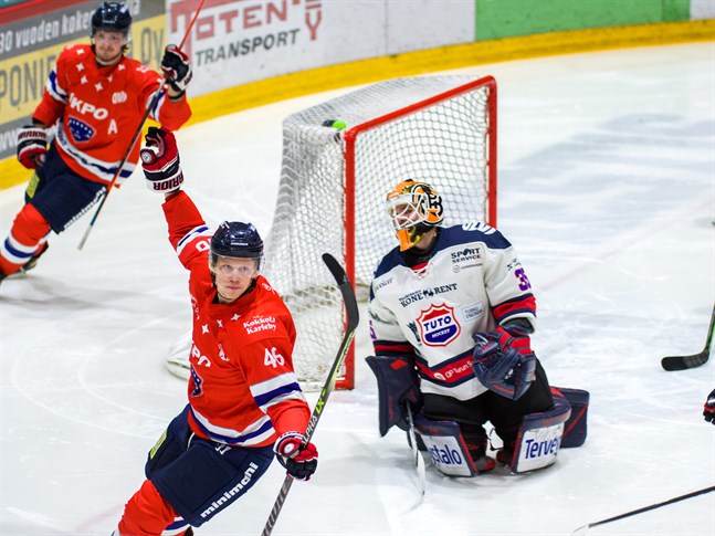Eemeli Takala gjorde tre mål, hattrick för Hermes. Här har han prickat in hemmalagets 1–0 efter spelade 12 sekunder.