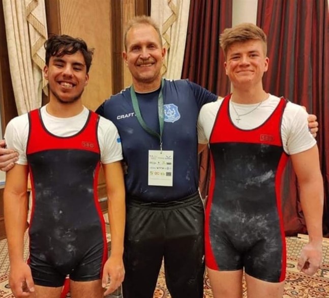 Medaljörerna i Vilnius-VM, Anders Nygård och Lucas Knuts, flankerar tränaren Ralf Nygård.