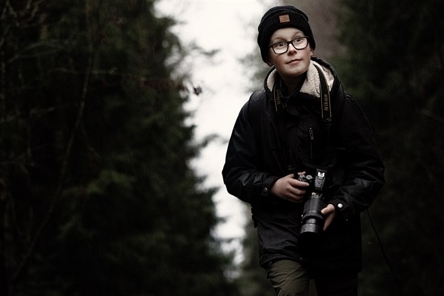 Colin gillar att vara ute i naturen. Innan resten av familjen vaknat packar han sin väska och drar till skogs.