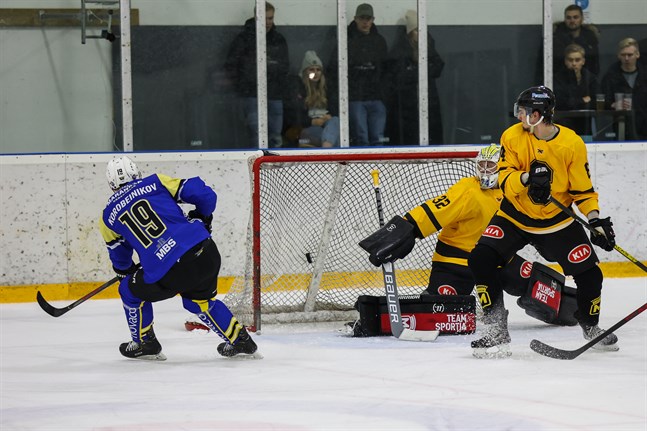 Maxim Korobeinikov satte 3–1-målet bakom Jonas Holmberg.