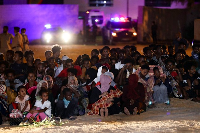 Stora skaror av hungriga och törstiga människor utgör en säkerhetsrisk, skriver Daniel Paro. Bilden är från ett tillfälligt flyktingläger i Tripoli, Libyen.