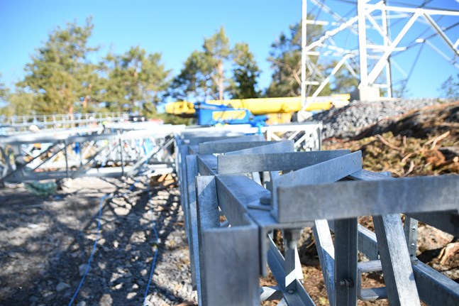 Installation av en högspänningsstolpe i Nådendal i maj.