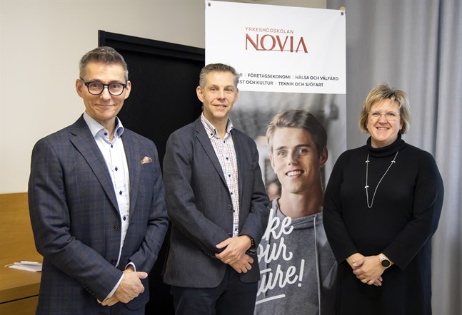 Ulrica Karp, direktör för Svenska Österbottens förbund för kultur och utbildning, Max Hagström, bolaget Edu YA:s verkställande direktör, och Örjan Andersson, yrkeshögskolan Novias rektor, är alla delaktiga i att det nya bolaget inleder sin verksamhet.