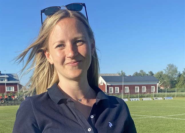 Diana Lund, truppansvarig i Lappfjärds gymnastikförening, hoppas alla biljetter går åt till söndagens tävling på hemmaplan.