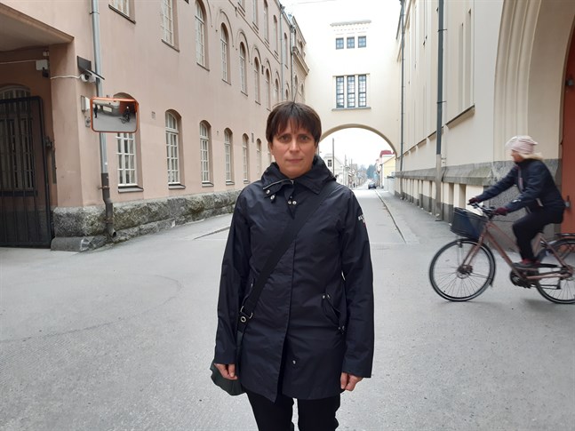 Annika Porthin är chef för miljöhälsovården som ska få Pedersöre som värdkommun. Därmed blir det framöver glesare med besöken till Jakobstads förvaltningscentrum i den strengbergska fastigheten.