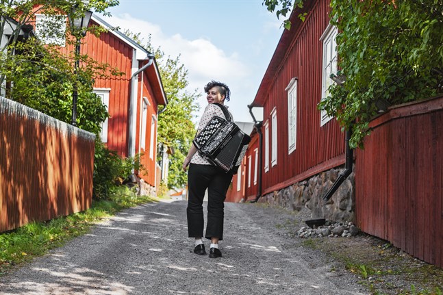 Folkmusikern och dragspelaren Janeta Österberg från Korsholm spelar i Vasa på fredag kväll. Det är hennes första solokonsert.