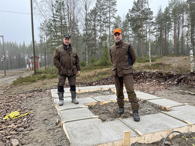 Tidtagnings- och övervakartornet, som syns i bakgrunden, ska flyttas till det här stället. Det berättar Janne Halonen och Jim Snickars från Kraft skidor. Närpesföreningen riggar redan nu för FSS-mästerskapen på Vargberget.