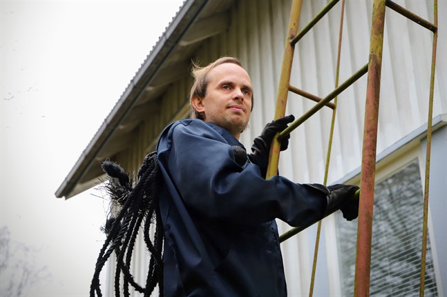 Daniel Stolpe ser mest fördelar med sotningsreformen, men det finns också en nackdel. Det är lättare att vara egenföretagare, men han känner aldrig att han blir klar med ett område.